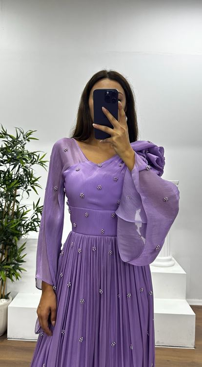 Vestido de noche de gasa con detalle de perlas y un hombro en color lila