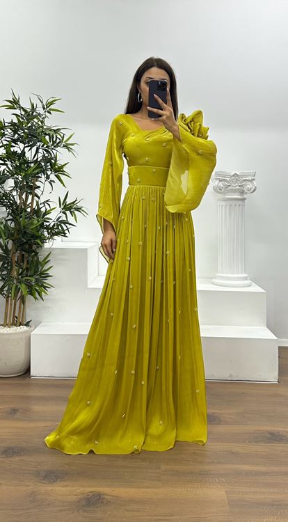 Vestido de noche de gasa con detalle de perlas y un hombro verde pistacho