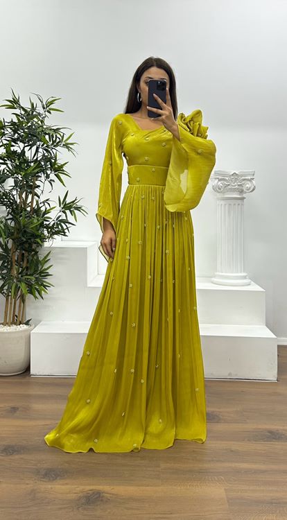 Vestido de noche de gasa con detalle de perlas y un hombro verde pistacho