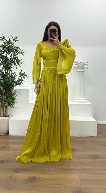 Vestido de noche de gasa con detalle de perlas y un hombro verde pistacho