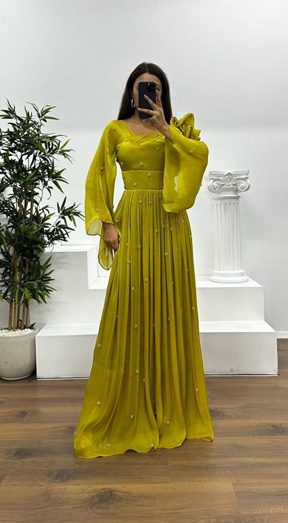 Vestido de noche de gasa con detalle de perlas y un hombro verde pistacho