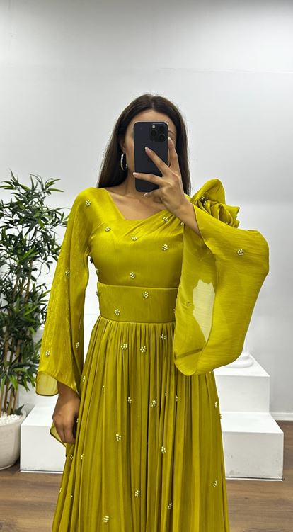 Vestido de noche de gasa con detalle de perlas y un hombro verde pistacho