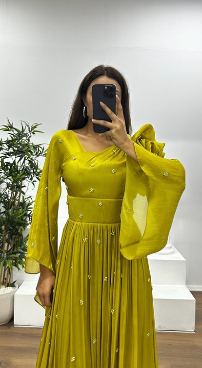 Vestido de noche de gasa con detalle de perlas y un hombro verde pistacho