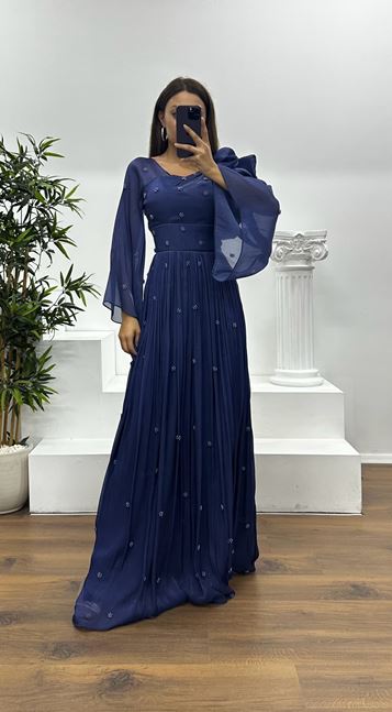 Vestido de noche de gasa azul marino con un hombro al descubierto y detalle de perlas