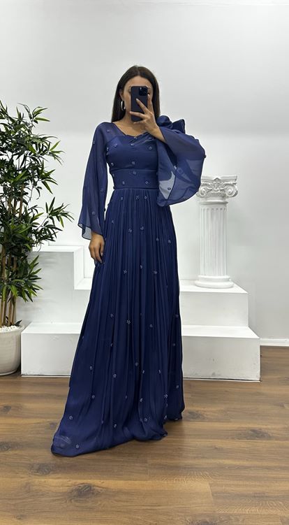 Vestido de noche de gasa azul marino con un hombro al descubierto y detalle de perlas