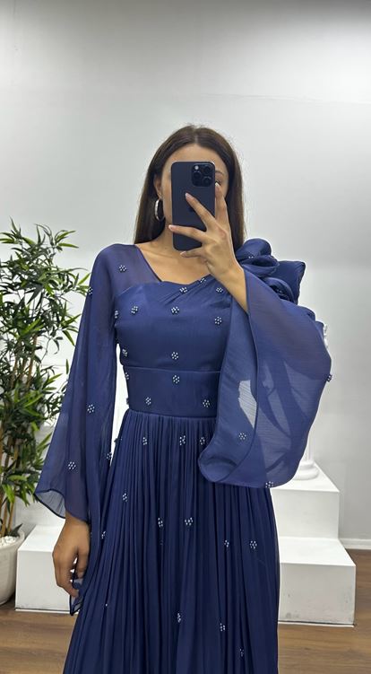 Vestido de noche de gasa azul marino con un hombro al descubierto y detalle de perlas