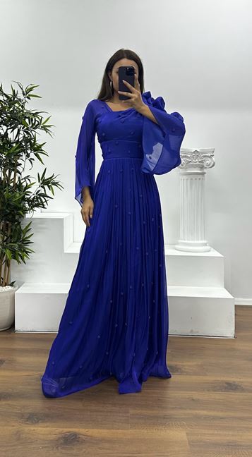 Vestido de noche de gasa con detalle de perlas y un solo hombro de Saks