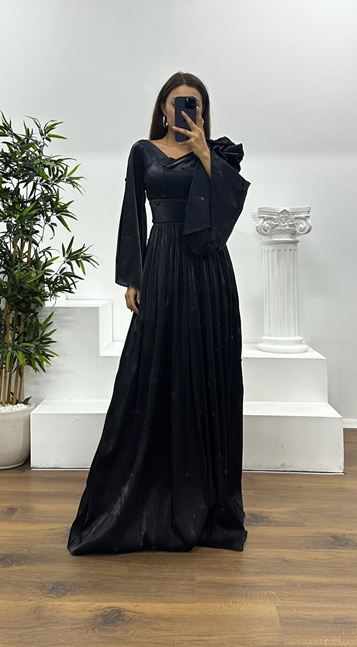 Vestido de noche negro de gasa con un solo hombro y detalle de perlas