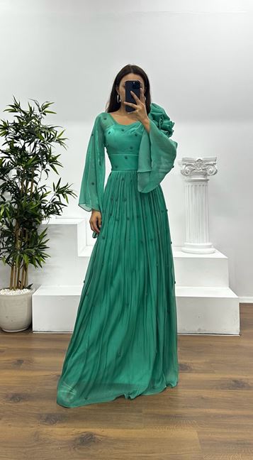 Vestido de noche de gasa con detalle de perlas y un solo hombro verde manzana