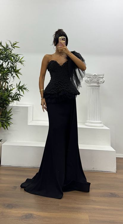 Robe de soirée noire asymétrique à une épaule ornée de perles