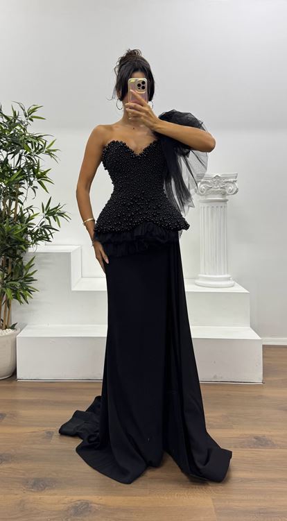 Robe de soirée noire asymétrique à une épaule ornée de perles