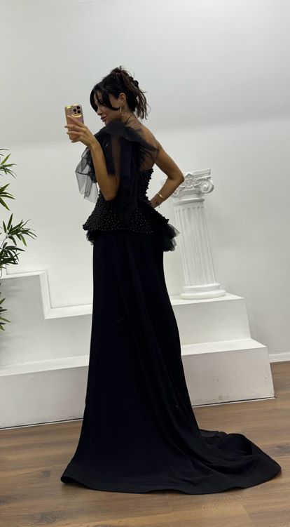 Robe de soirée noire asymétrique à une épaule ornée de perles