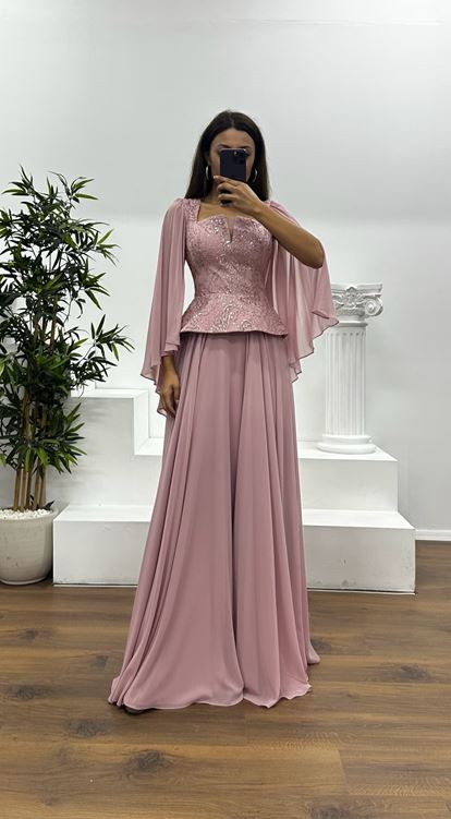 Vestido de noche con escote cuadrado y efecto empolvado