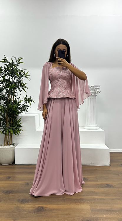 Vestido de noche con escote cuadrado y efecto empolvado