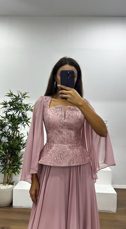 Vestido de noche con escote cuadrado y efecto empolvado