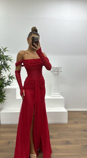 Vestido de noche de encaje con perlas rojas