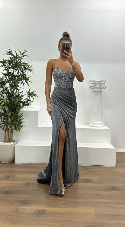 Silbernes trägerloses glitzerndes Abendkleid