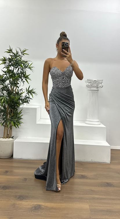 Silbernes trägerloses glitzerndes Abendkleid