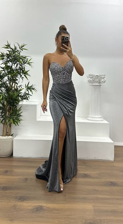 Silbernes trägerloses glitzerndes Abendkleid