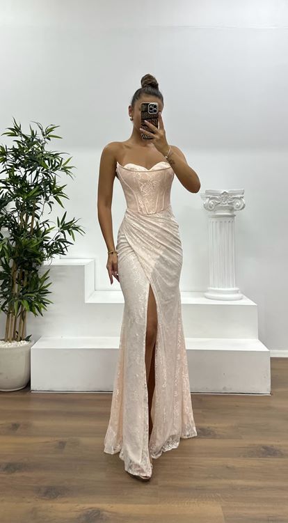 Vestido de noche de encaje sin tirantes beige
