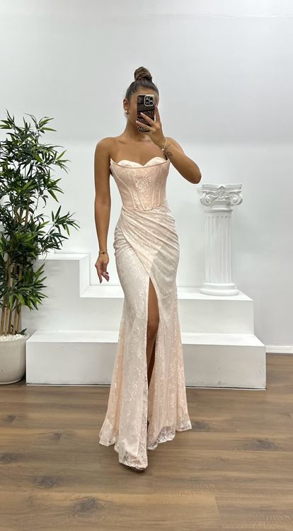 Vestido de noche de encaje sin tirantes beige