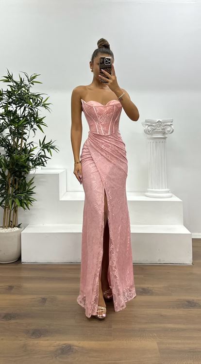 Abito da sera in pizzo senza spalline color salmone