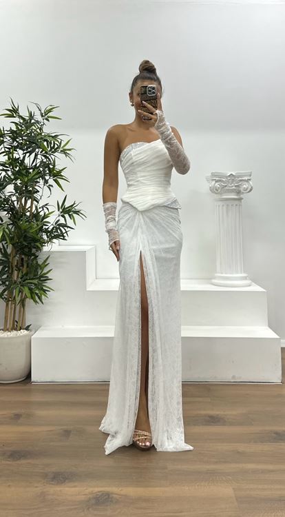 Vestido de noche de encaje blanco sin tirantes