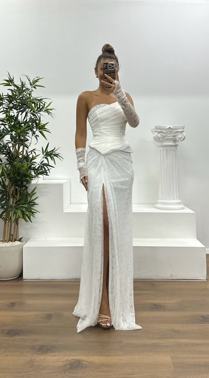 Vestido de noche de encaje blanco sin tirantes