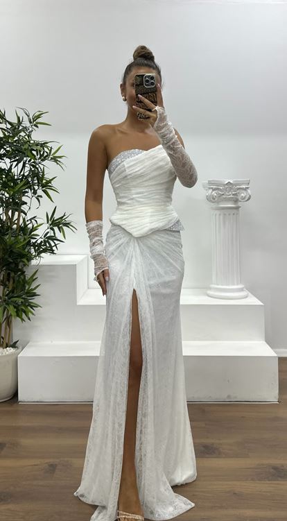 Vestido de noche de encaje blanco sin tirantes