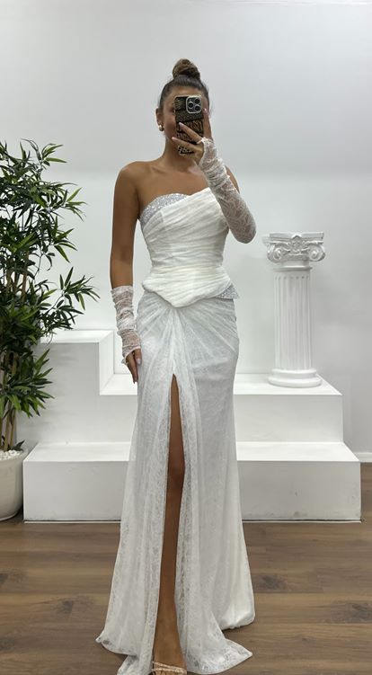 Vestido de noche de encaje blanco sin tirantes