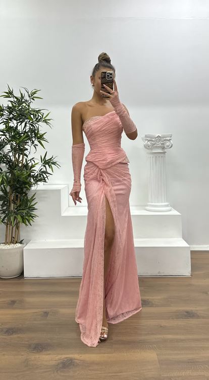 Vestido de noche de encaje sin tirantes color salmón