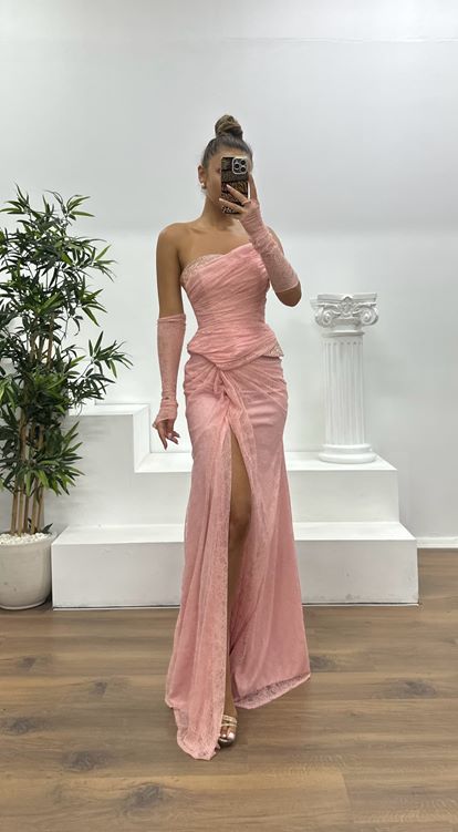 Vestido de noche de encaje sin tirantes color salmón