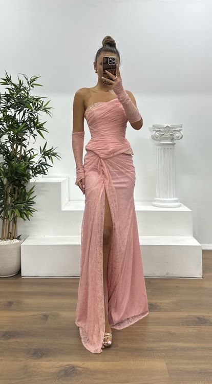 Vestido de noche de encaje sin tirantes color salmón