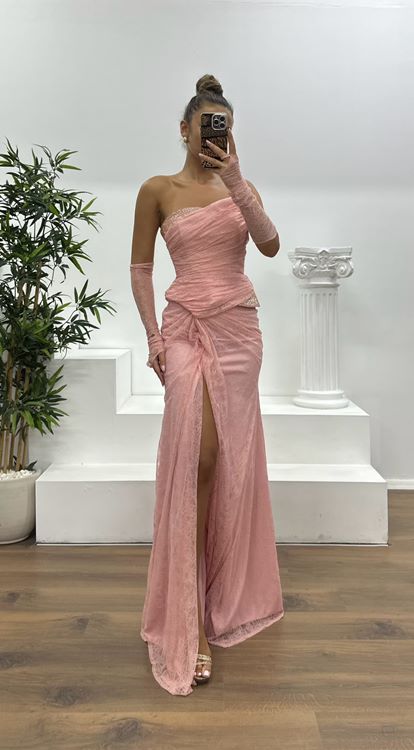 Vestido de noche de encaje sin tirantes color salmón