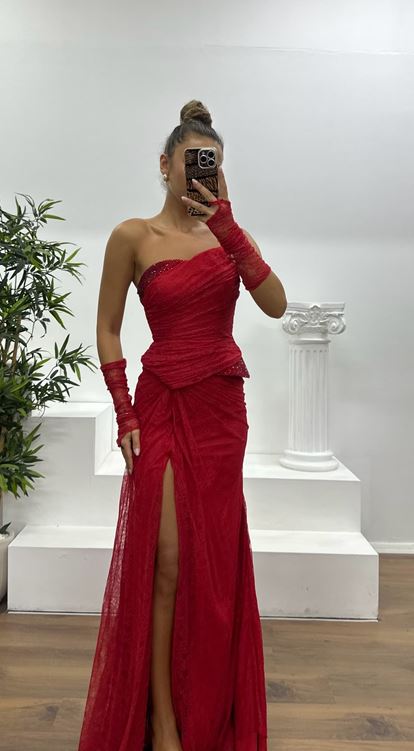 Vestido de noche de encaje rojo sin tirantes