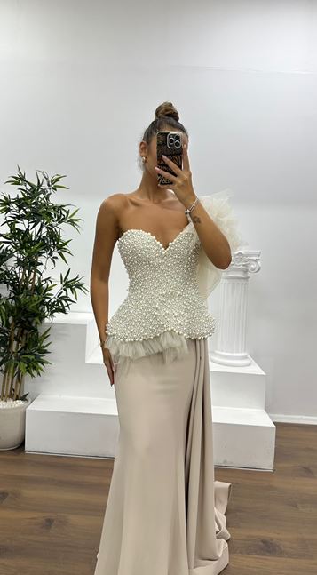 Abito da sera beige con monospalla e dettagli in perle