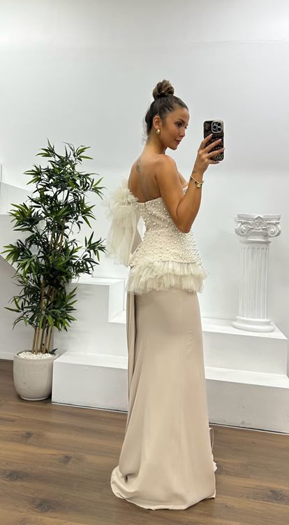 Beigefarbenes  schulterfreies Abendkleid mit Perlenverzierung