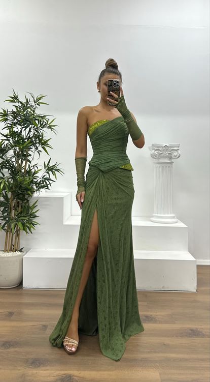 Khakifarbenes trägerloses Abendkleid aus Spitze