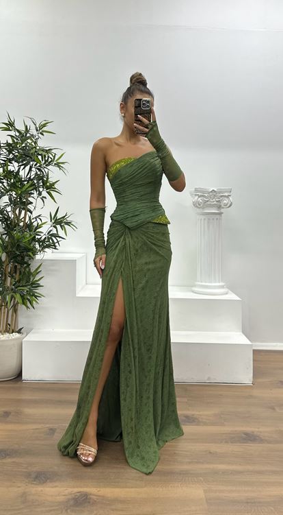 Khakifarbenes trägerloses Abendkleid aus Spitze