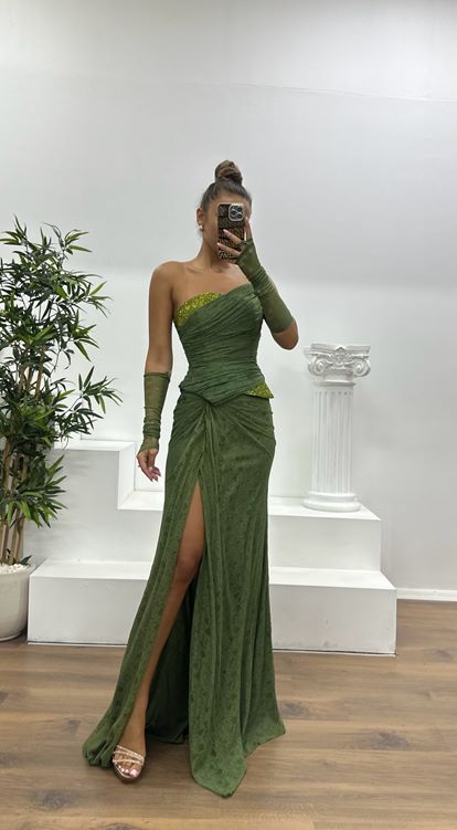 Khakifarbenes trägerloses Abendkleid aus Spitze