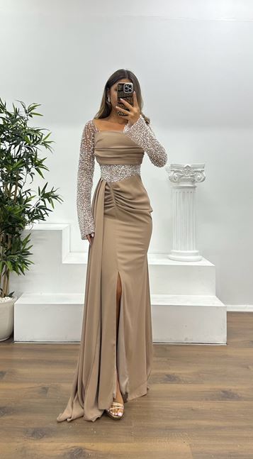 Abito da sera con dettaglio in vita in visone