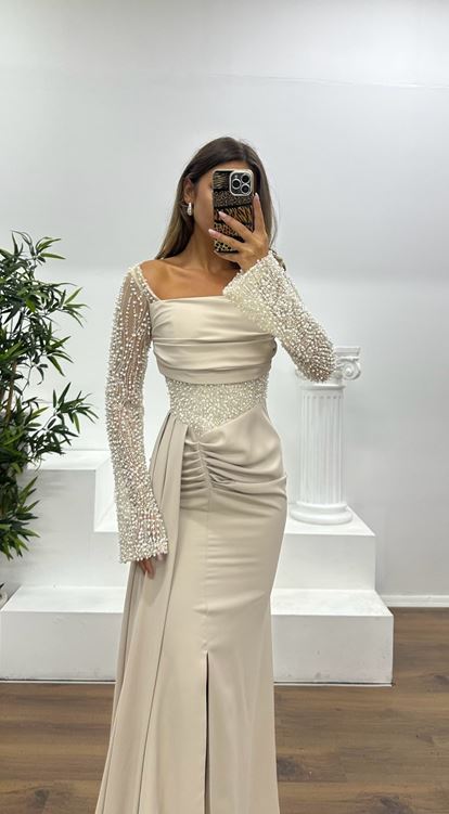 Abito da sera beige con dettaglio in vita