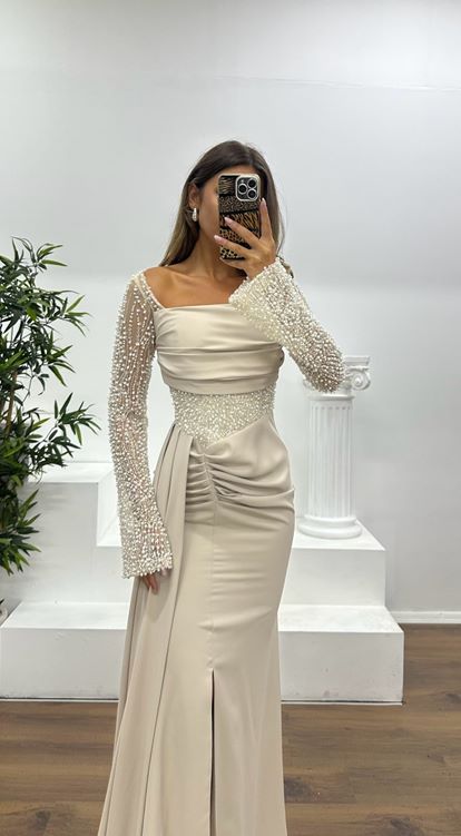 Abito da sera beige con dettaglio in vita