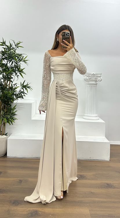 Abito da sera beige con dettaglio in vita