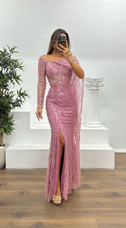 Abendkleid mit rosafarbenen Perlenverzierungen