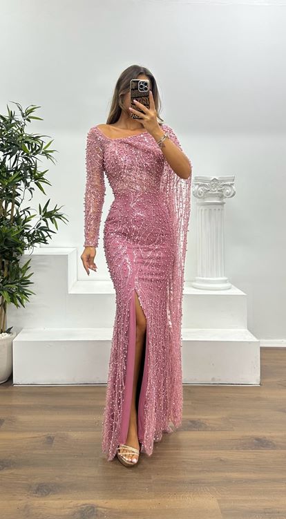 Abendkleid mit rosafarbenen Perlenverzierungen