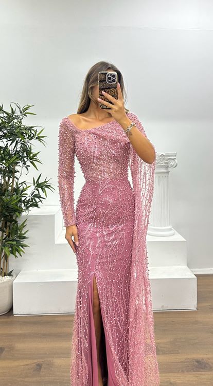 Abendkleid mit rosafarbenen Perlenverzierungen