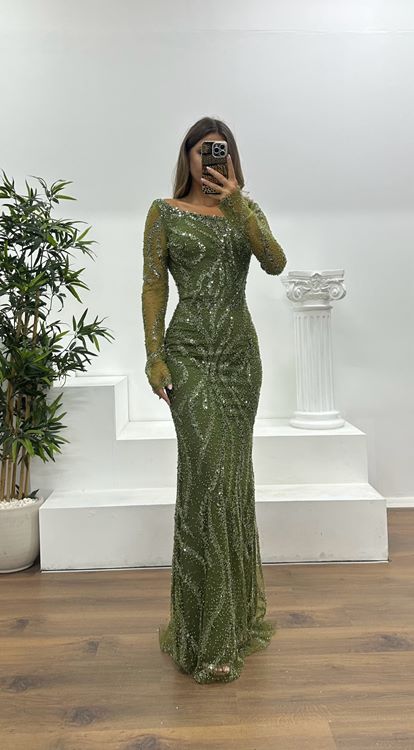 Khakifarbenes Abendkleid mit asymmetrischem Kragen und Stickerei