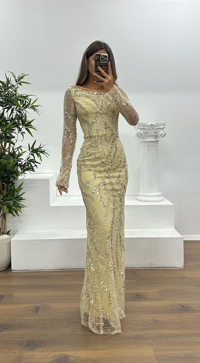 Goldenes Abendkleid mit asymmetrischem Kragen und Stickerei