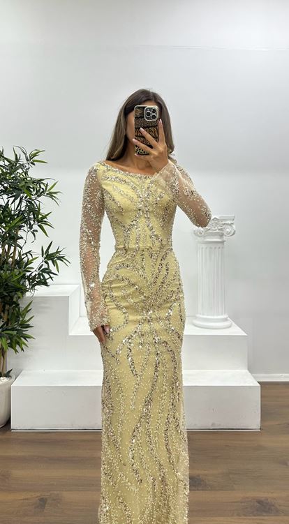 Goldenes Abendkleid mit asymmetrischem Kragen und Stickerei